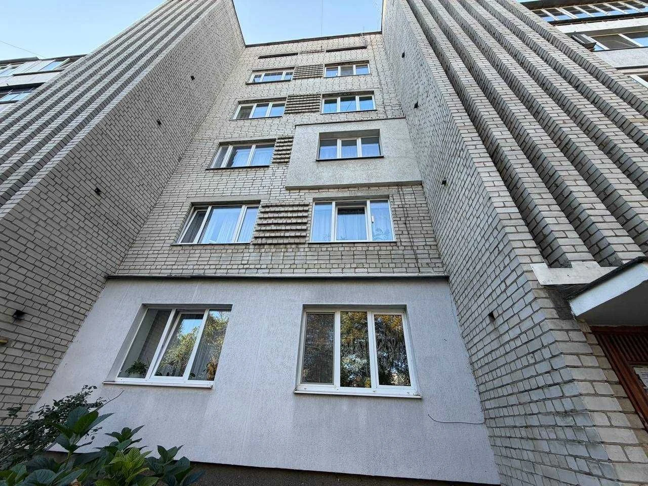 Продається 2-кімнатна квартира в цегляному будинку по вул. М