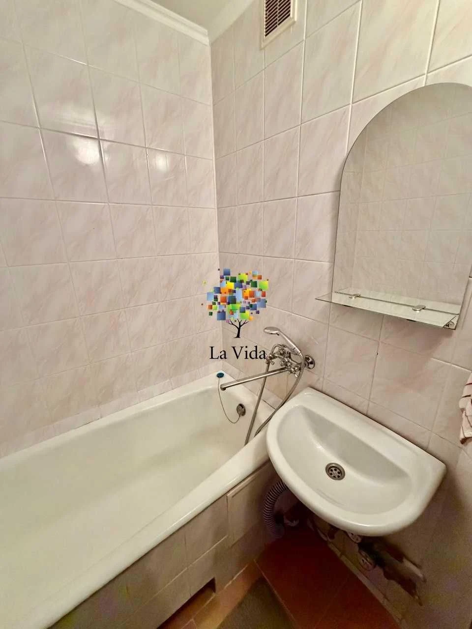 Продам 2к. квартиру вул. Райдужна, 21а