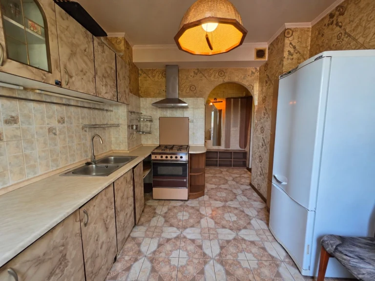 3-кімнатна квартира 76 м² на Троєщині — $60 000 | під ремонт