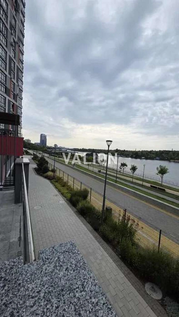 Продається простора 1-кімнатна квартира, 52 м.2, з вдалим та