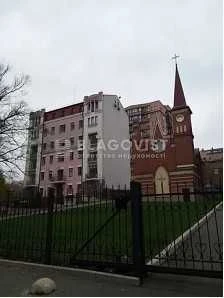 Полтавская, 10   4-х к. квартира с ремонтом 170000 дол.
