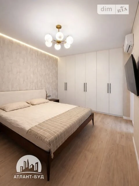 Sale of 3-room apartment 150 sq. m on Mykhaylo Boychuk St. 41A • I