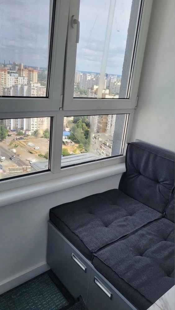 Продам 3 к кв вул. Драгоманова 10, в ЖК є генератор! Гарний