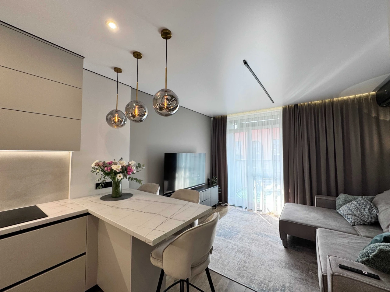 Без комісії! Продаж дизайнерської 1-кім. 44м2 атмосферним, в