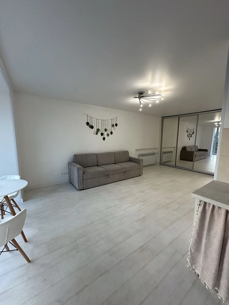 Продам 1-кімнатну квартиру-студію 35 м² з ремонтом та панора
