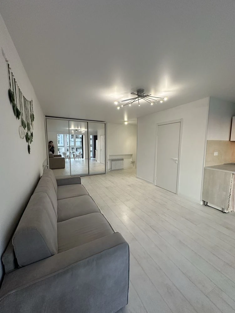 Продам 1-кімнатну квартиру-студію 35 м² з ремонтом та панора