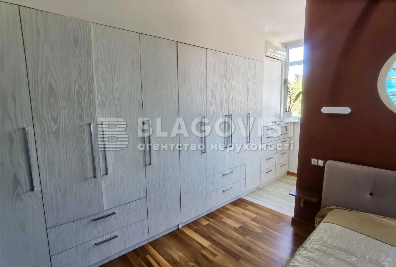 Продаж 2-кім видової кв-ри з терасою з видом на Подол, вул.С
