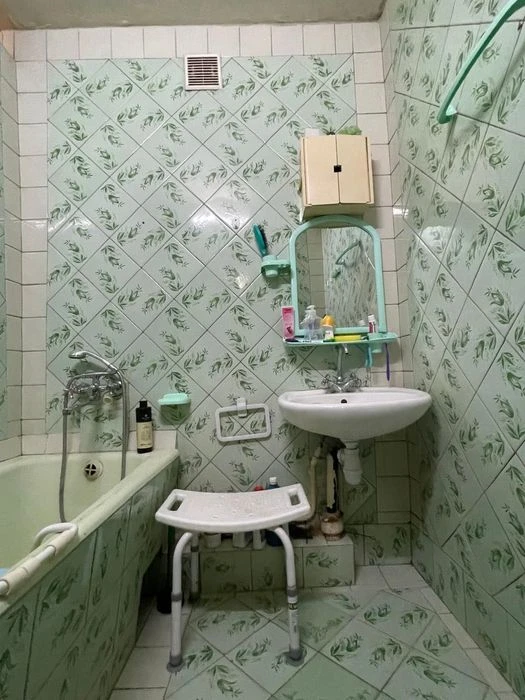 Sportivnaya. Two-room apartment for sale.