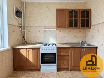 Продаж міцної трикімнатної на Позняках, просп. Миколи Бажана