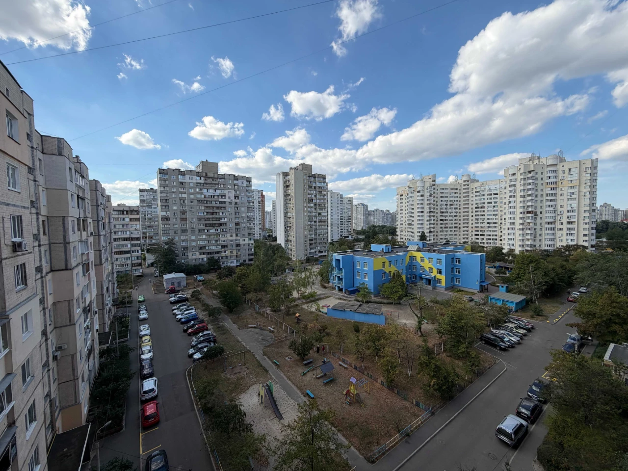 Продаж міцної трикімнатної на Позняках, просп. Миколи Бажана