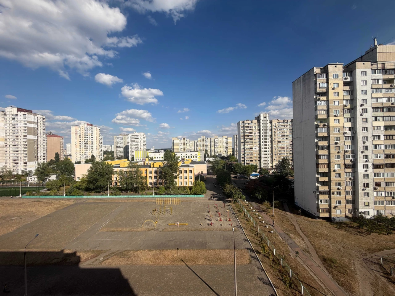 Продаж міцної трикімнатної на Позняках, просп. Миколи Бажана