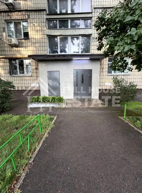 Продам квартиру без ремонту на Чернігівській. Метро 15 хв пі