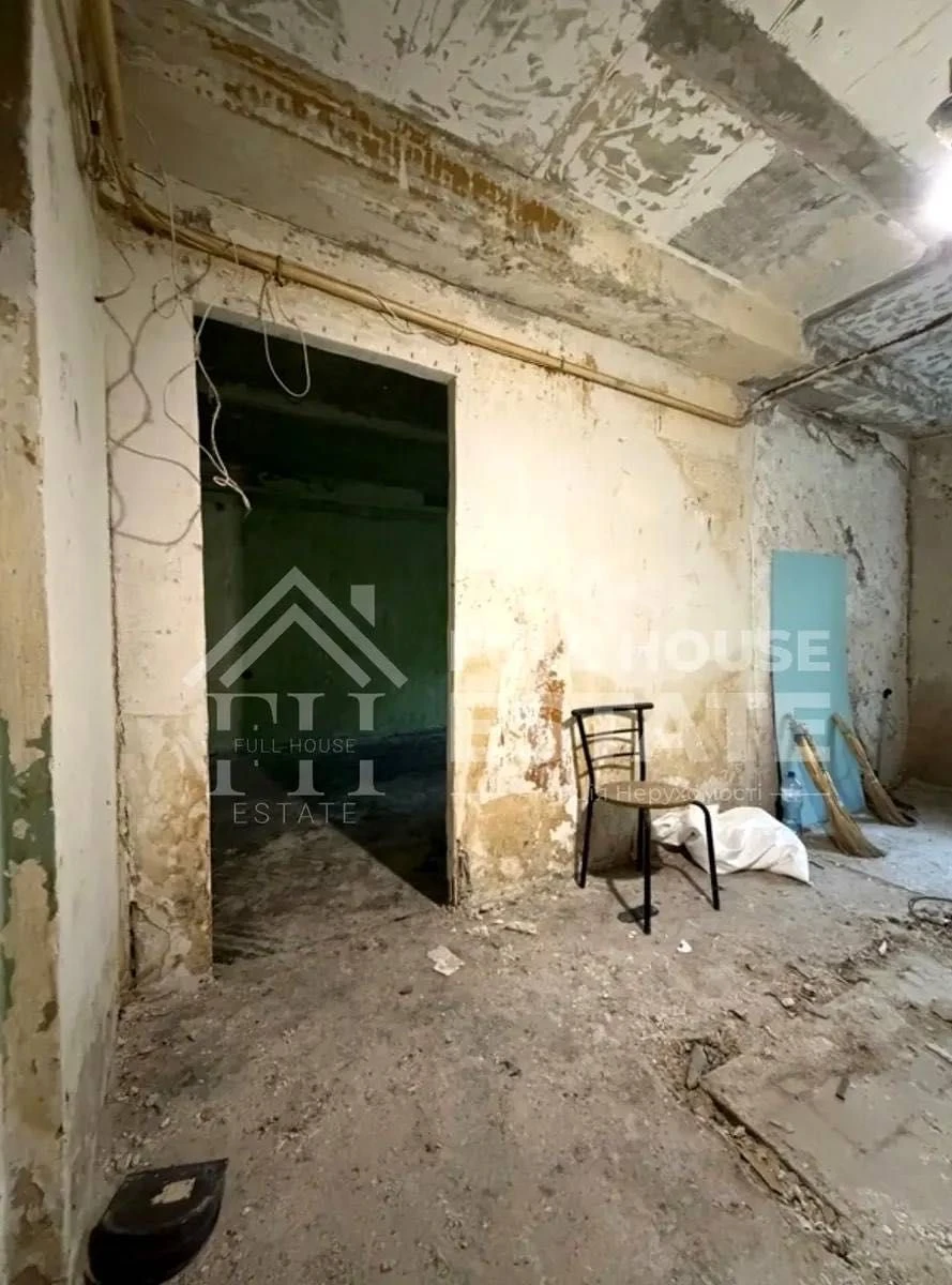 Продам квартиру без ремонту на Чернігівській. Метро 15 хв пі