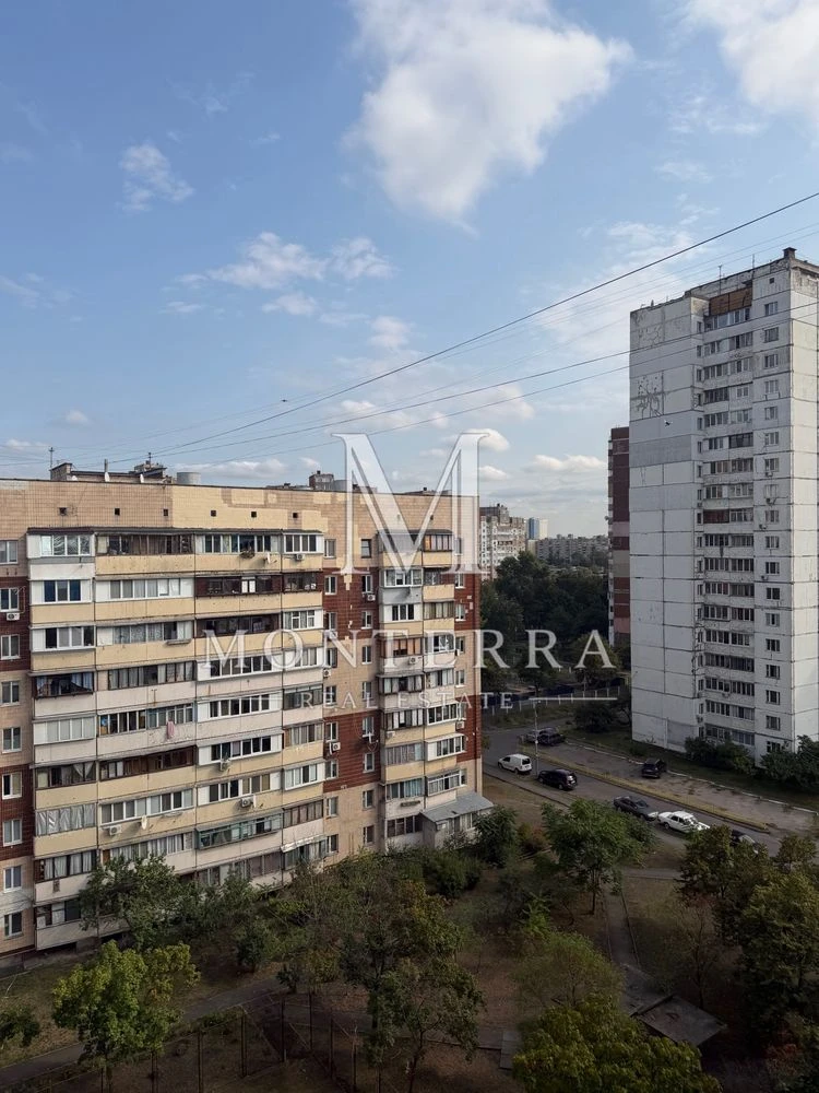 Продаж 1-кім. квартири у житловому стані, Троєщина, просп. Ч