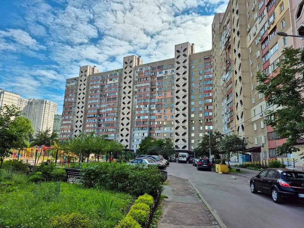 Продам 2-кімнатну квартиру на Позняках, вул. Ахматової,вул.