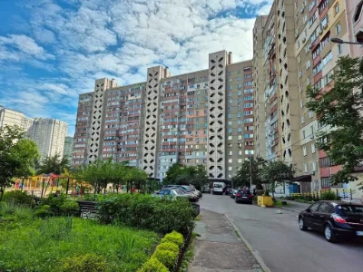 Продам 2-кімнатну квартиру на Позняках, вул. Ахматової,вул.