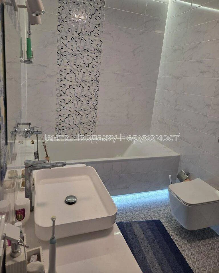 Продаж 3-кімн. квартири, 1/4 пов, 60, 1 м², Київ.