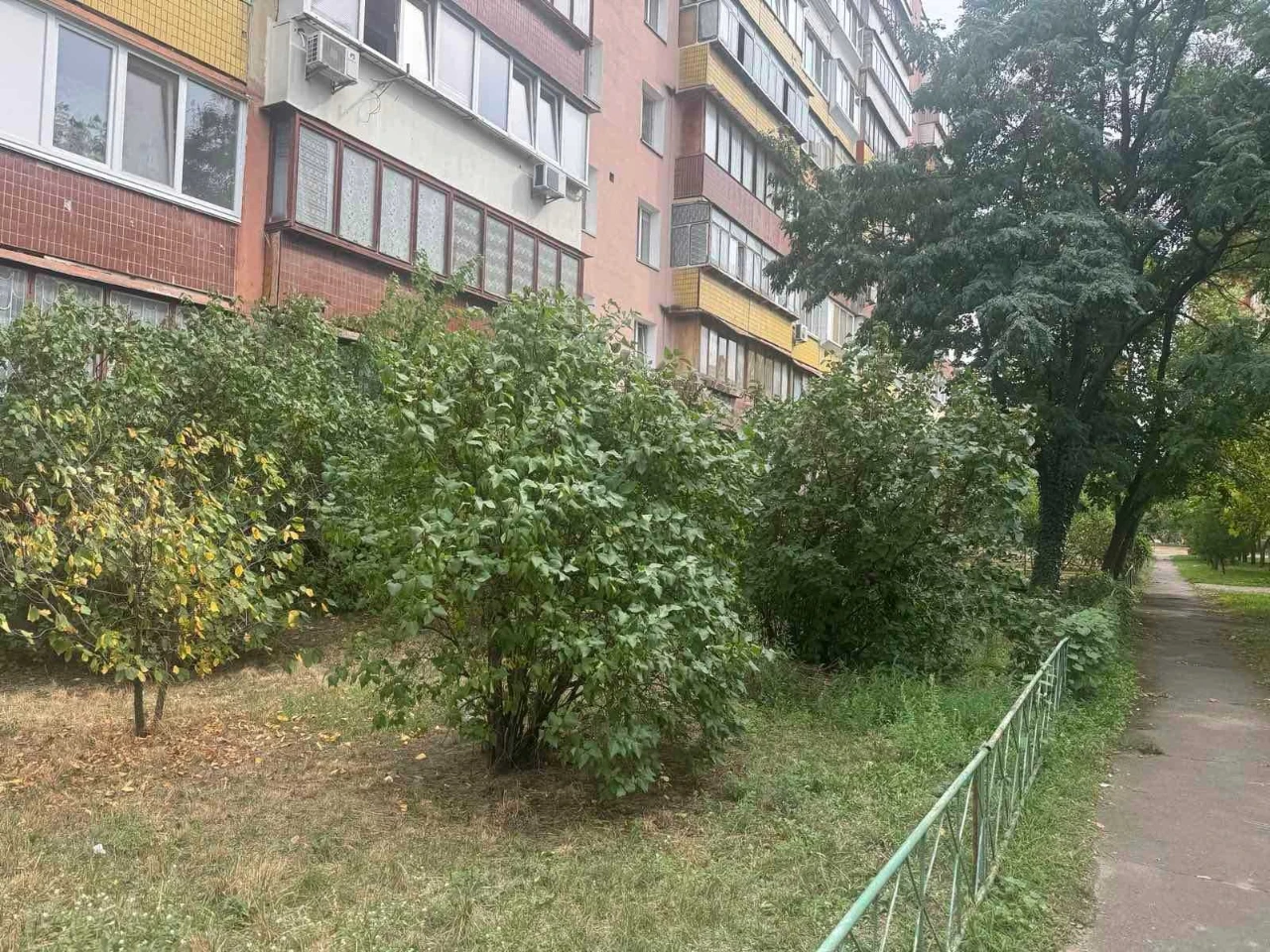 Продаж 5-тної квартири  під Житло Комерцію ! Троєщина !  вул