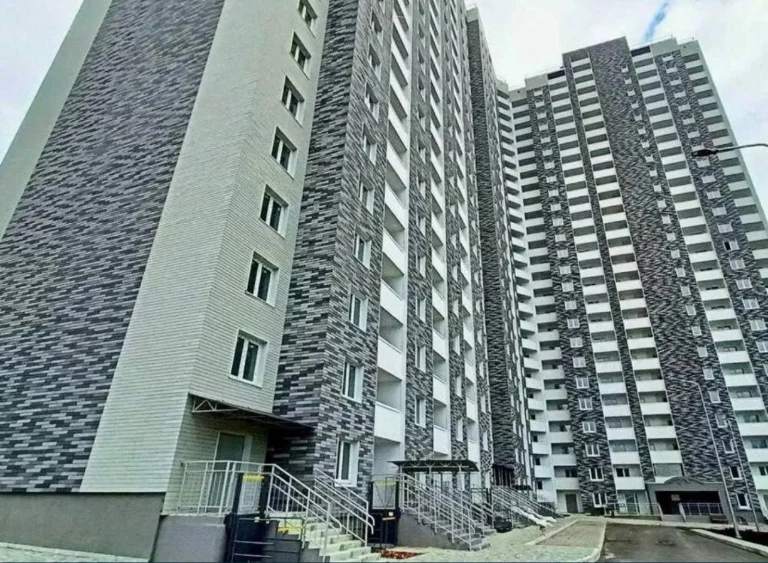 Продаж квартири з дуже вдалим плануванням , кухня 18м, будин