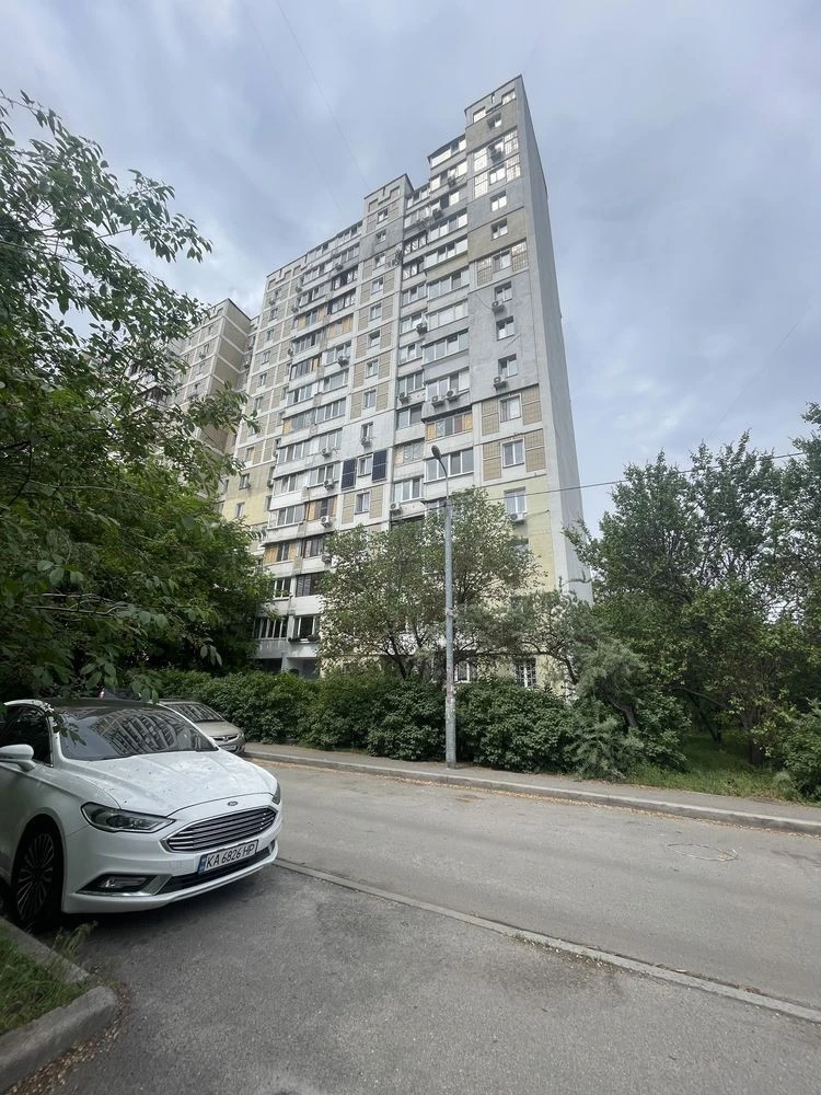 Без комісії! 3-кімнатна, 87 кв. м вулиця Ревуцького 13, метр