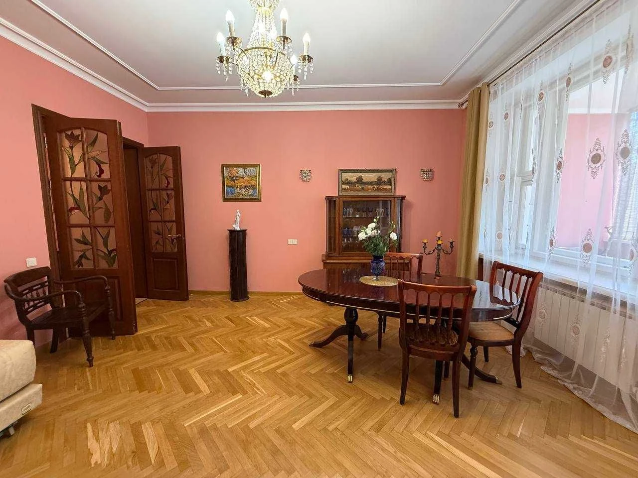 Продаж 2-кімнатної квартири у серці урядового кварталу — про