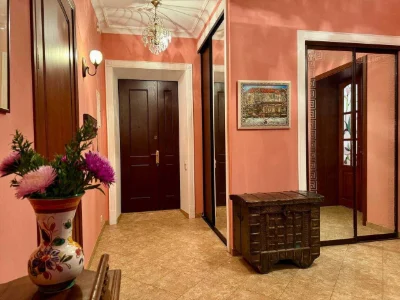 Продаж 2-кімнатної квартири у серці урядового кварталу — про