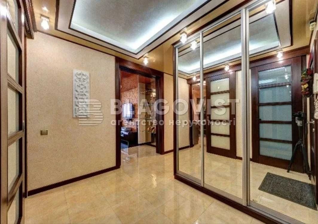 Продаж квартири вул. Верховинна,35