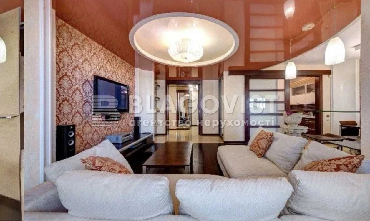 Продаж квартири вул. Верховинна,35