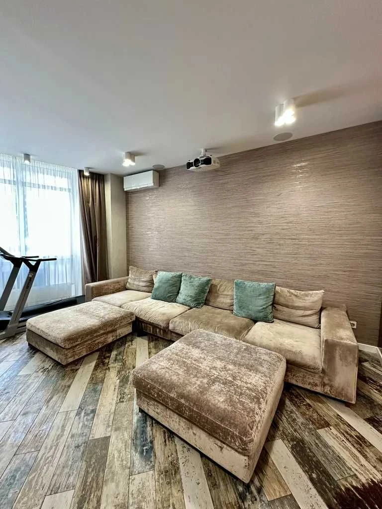 У продажу шикарна 3-кімнатна квартира ЖК Панорама.