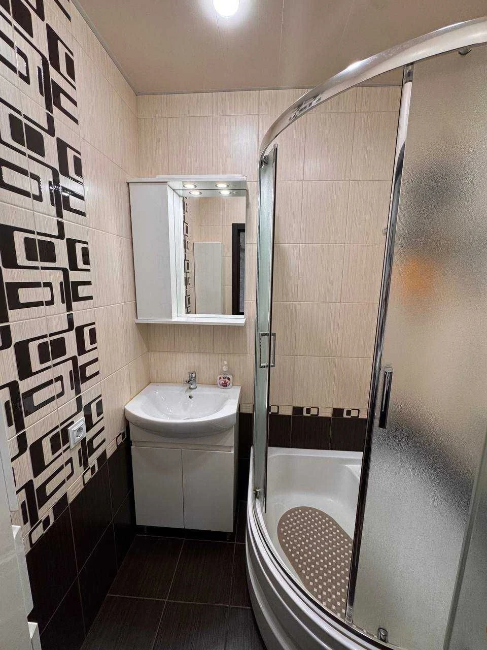 Продам 1 комн квартиру с евроремонтом жм Красный Камень, Ком