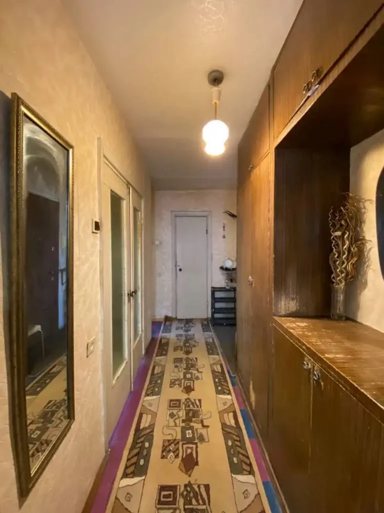 Продам 2к квартиру,вул.Словацька 57,Поверх:4/9 Поруч:зупинка