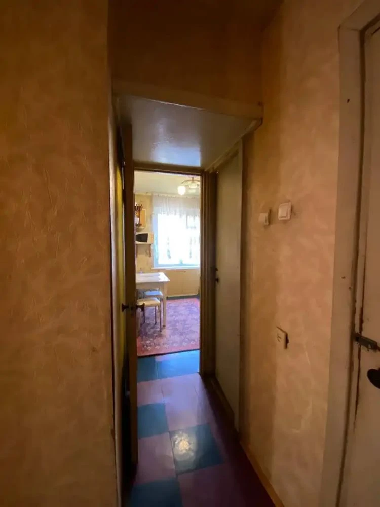 Продам 2к квартиру,вул.Словацька 57,Поверх:4/9 Поруч:зупинка