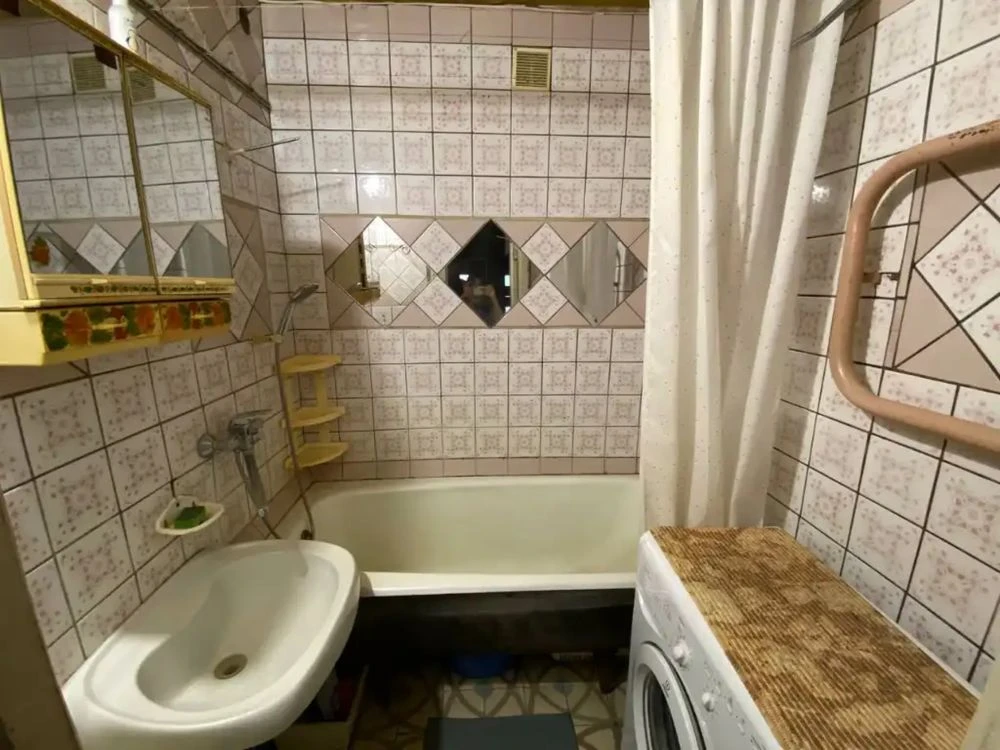 Продам 2к квартиру,вул.Словацька 57,Поверх:4/9 Поруч:зупинка