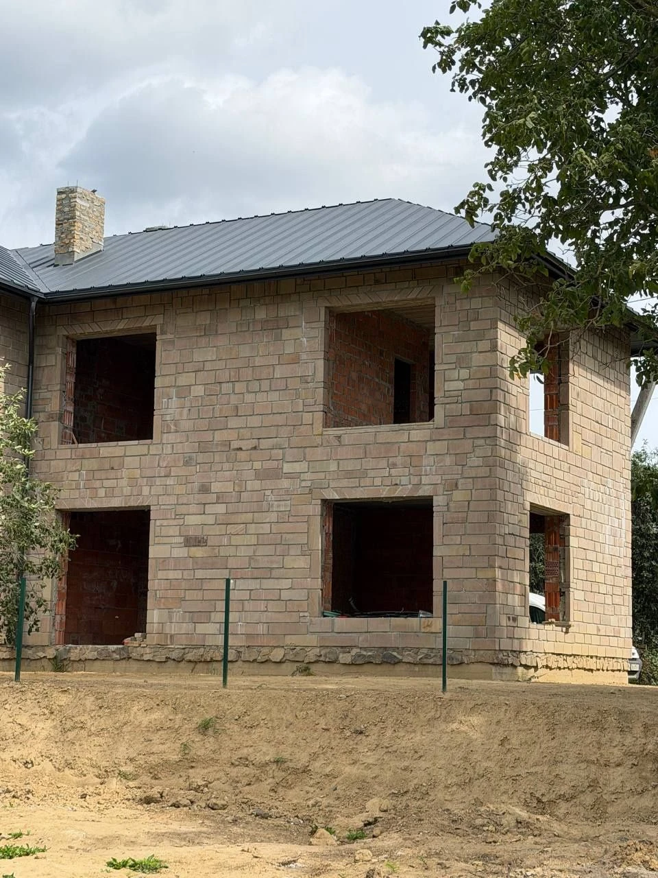 Продаж 2 поверхового таунхауса, початок Рясне