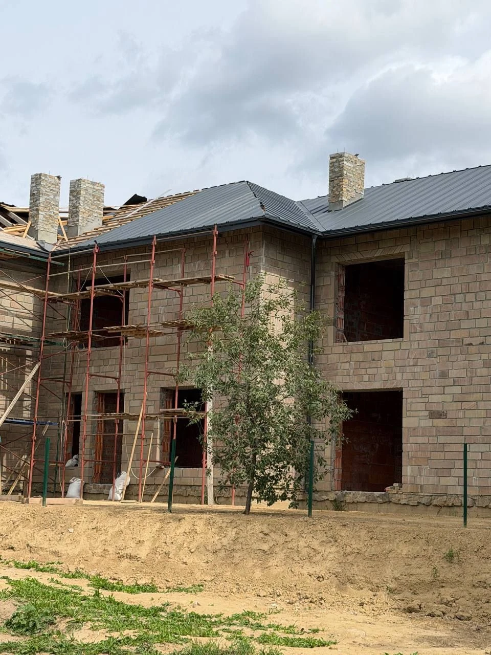 Продаж 2 поверхового таунхауса, початок Рясне
