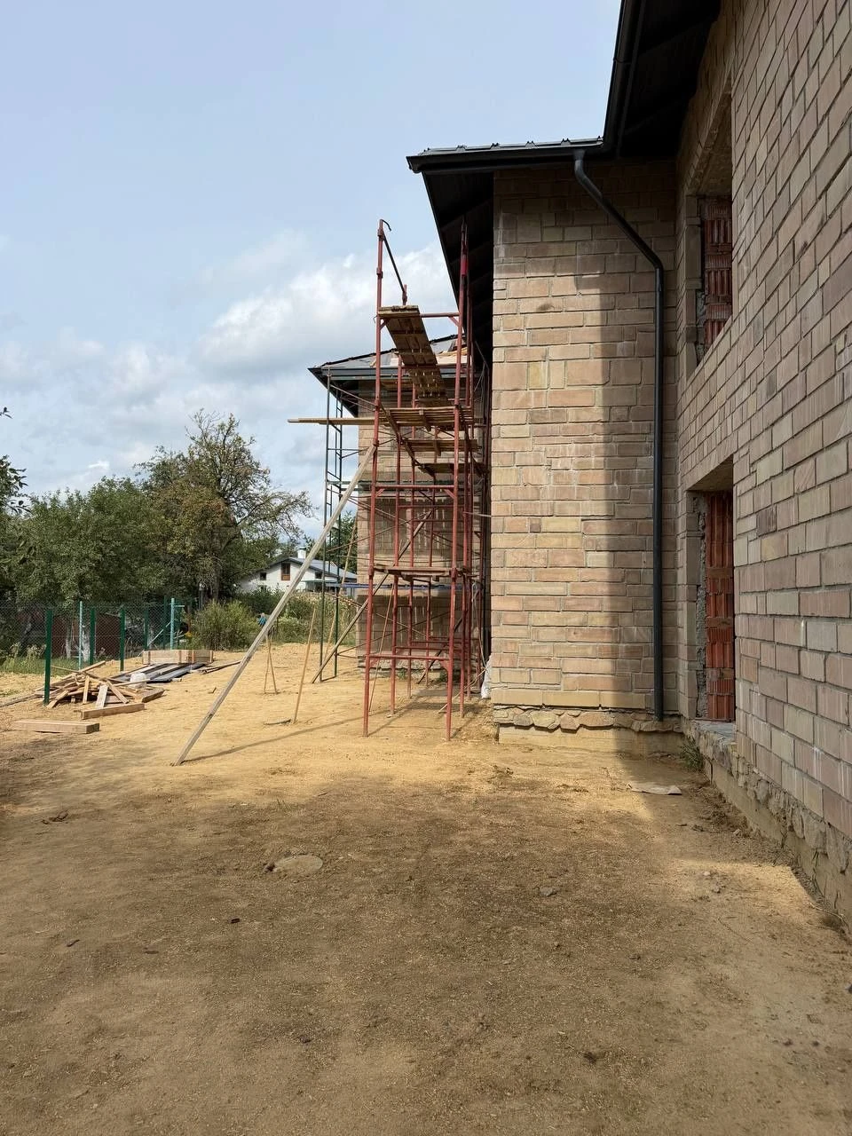Продаж 2 поверхового таунхауса, початок Рясне