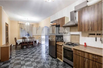 Продаж 5к триповерхового будинку, є генератор, гараж на 1 ав