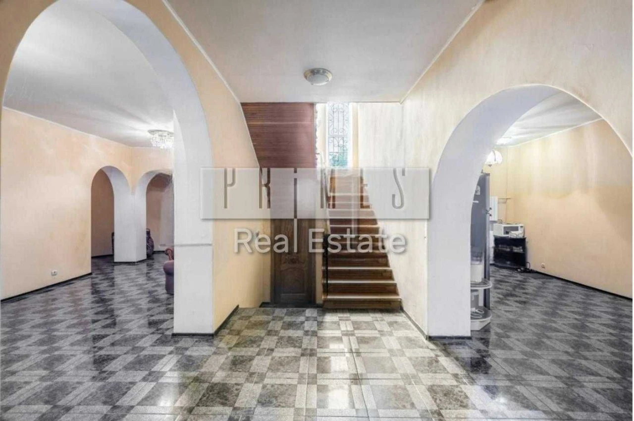 Продаж 5к триповерхового будинку, є генератор, гараж на 1 ав