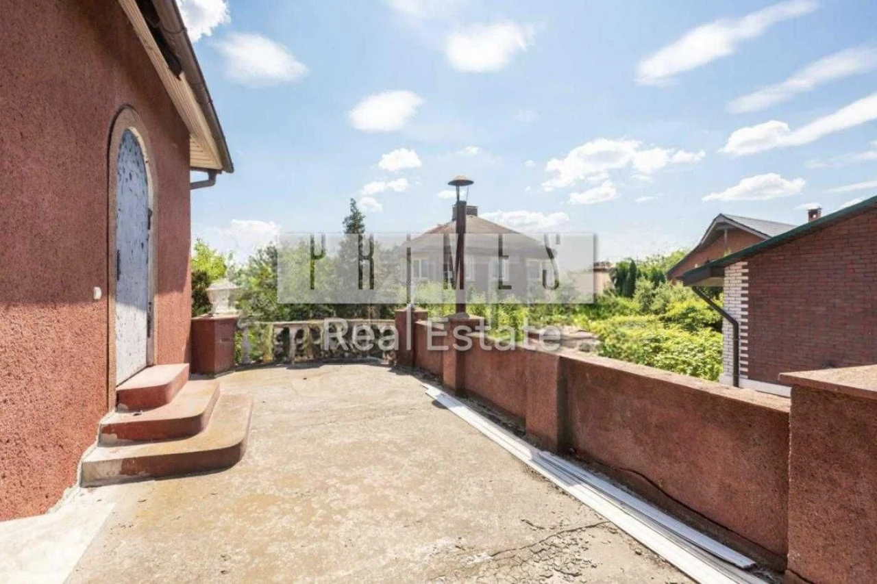 Продаж 5к триповерхового будинку, є генератор, гараж на 1 ав