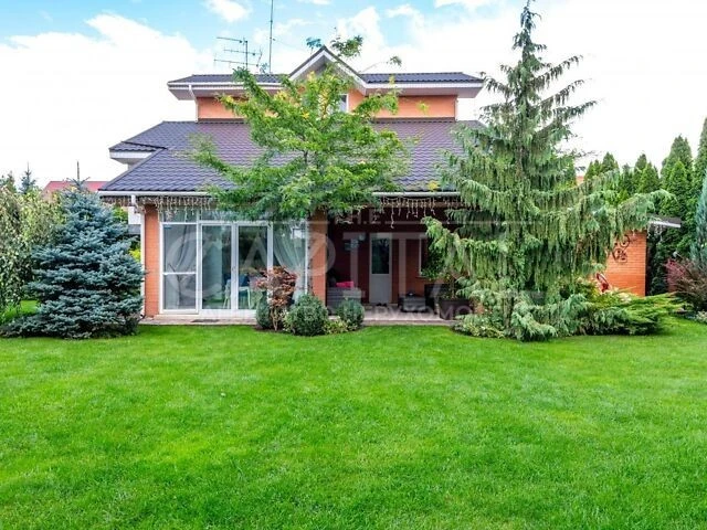 Продаж 3 поверхового будинку бесідка і ділянкою на 8 соток,