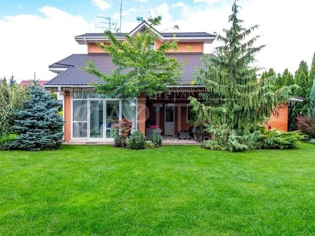 Продаж 3 поверхового будинку бесідка і ділянкою на 8 соток,