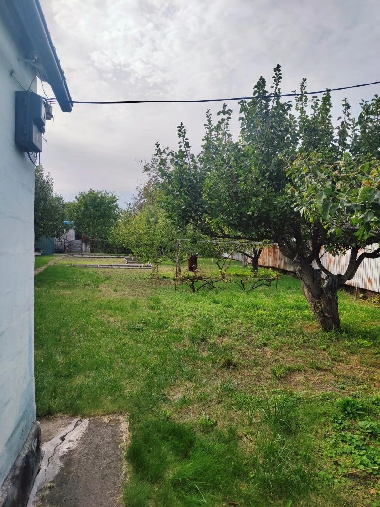 Продам дачу з будинком та земельною ділянкою