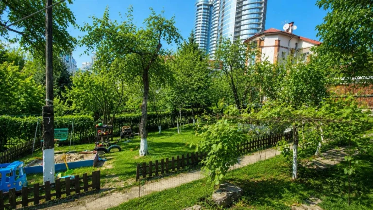 Продаж земельної ділянки у центрі Києва, Печерськ, між м. Зв