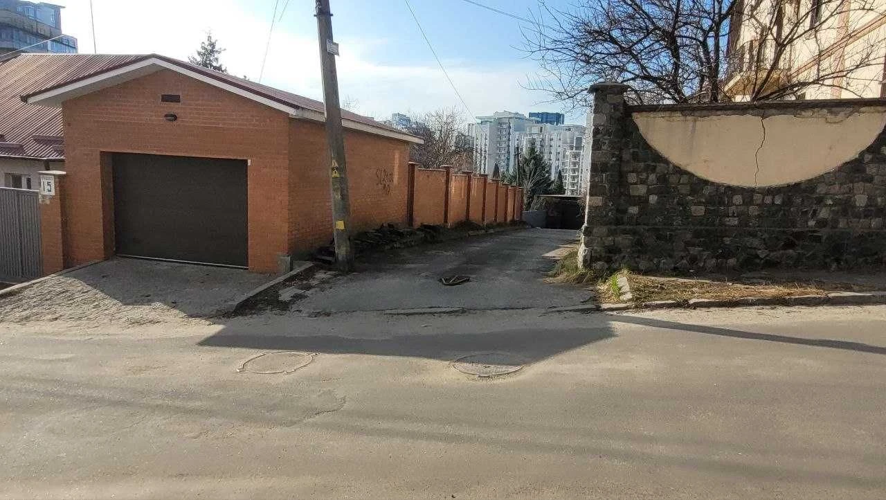 Продаж земельної ділянки у центрі Києва, Печерськ, між м. Зв