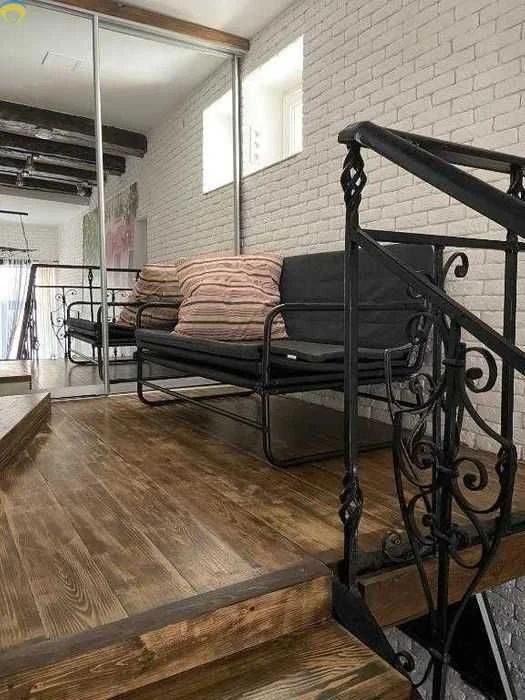 Продам 2-кімнатну квартиру пров. Красний / вул. Ніни Строкат