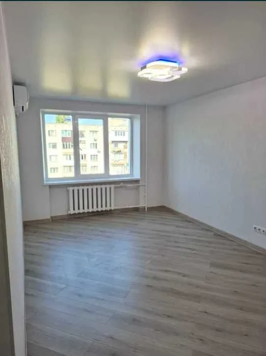 Продам 3-ком. квартиру, Кирпич, Газ.  Ак. Глушко / Королева,