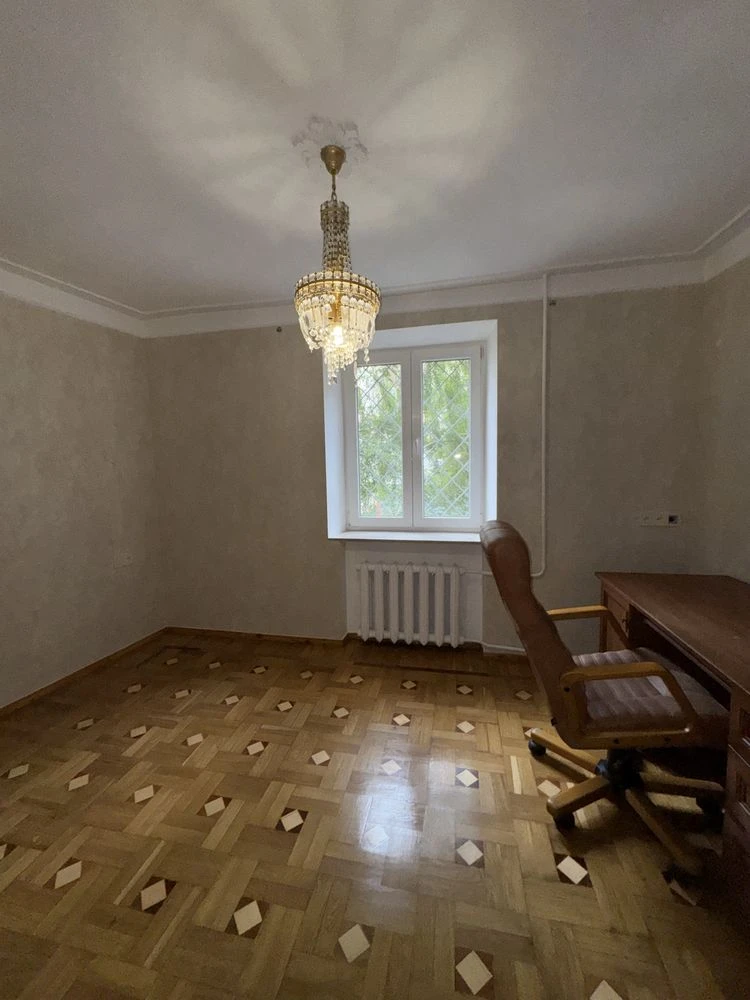 Продам трикімнатну квартиру в цегляному бдинку поруч з Центр