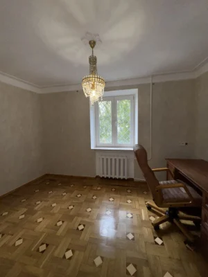 Продам трикімнатну квартиру в цегляному бдинку поруч з Центр