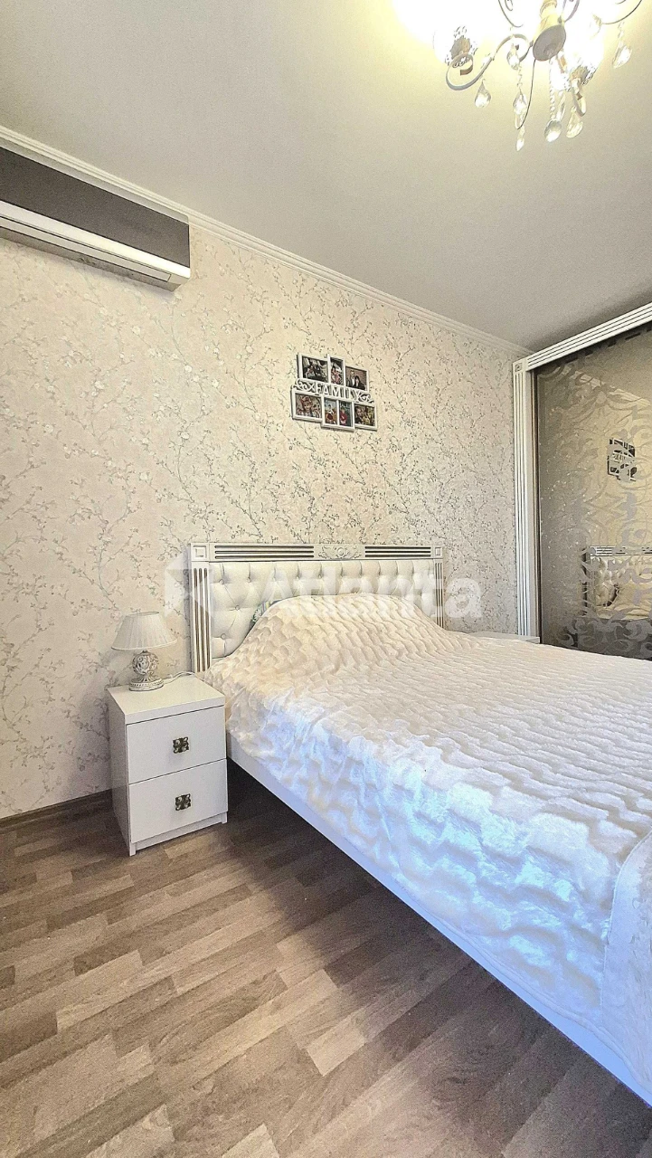 4-кімнатна квартира 85 м², шикарний ремонт, укомплектована.