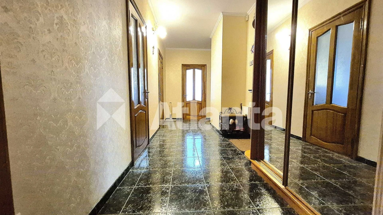 4-кімнатна квартира 85 м², шикарний ремонт, укомплектована.
